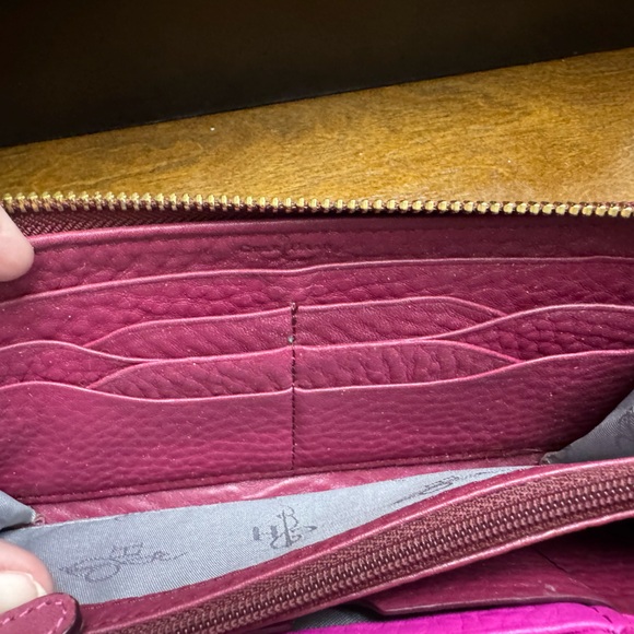 Like New - Cole Haan Berry Leather Wallet - Picture 9 of 10